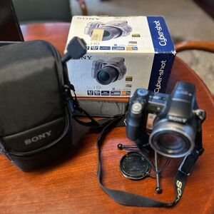 Sony Cyber shot photo camera (not working)- FOR SPARE PARTS